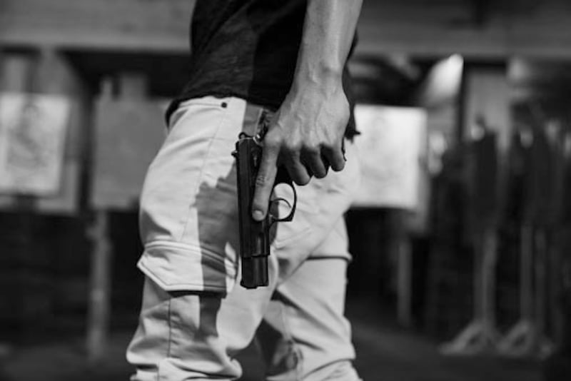 Estaba bebiendo con amigos, discutieron y uno le disparó en la pelvis en el sur de Quito