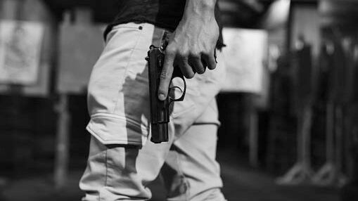 Estaba bebiendo con amigos, discutieron y uno le disparó en la pelvis en el sur de Quito