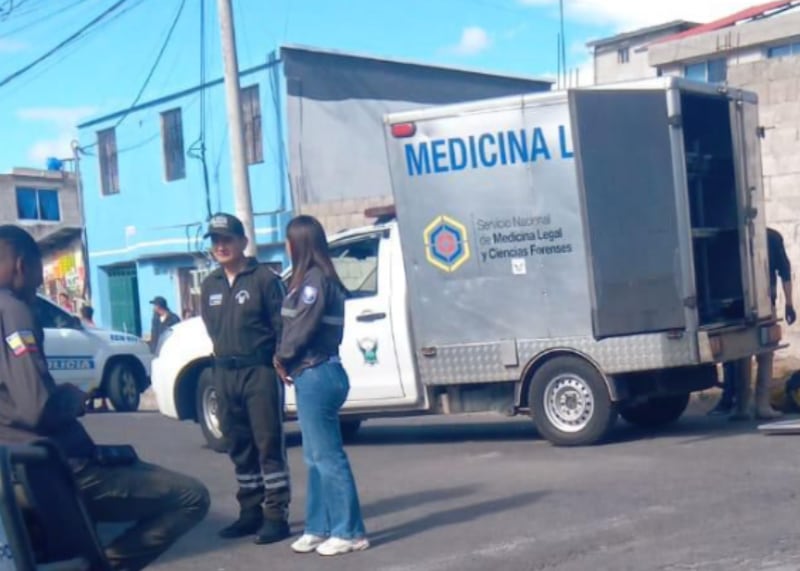 Hallan el cuerpo de una mujer envuelto en una colcha en el sector de Roldós, norte de Quito