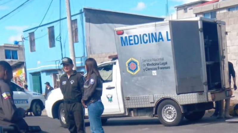 Hallan el cuerpo de una mujer envuelto en una colcha en el sector de Roldós, norte de Quito