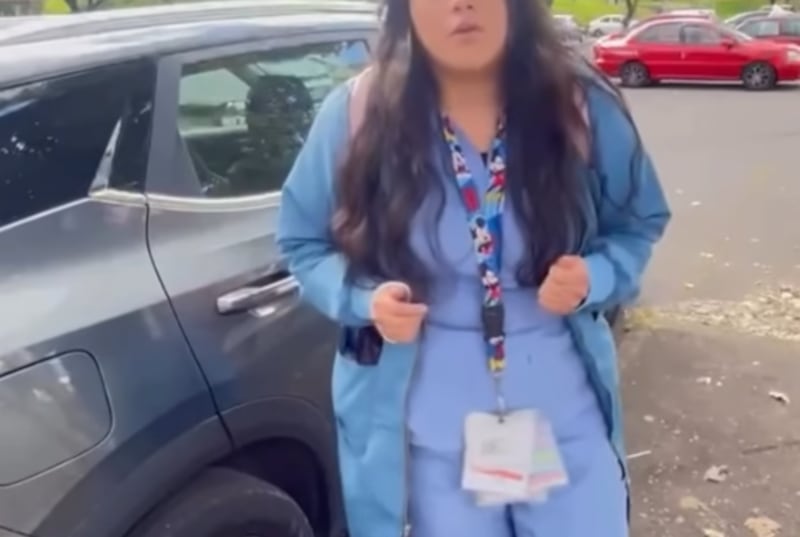 Roban vehículo de una estudiante en uno de los parqueaderos de la Universidad Central, en Quito
