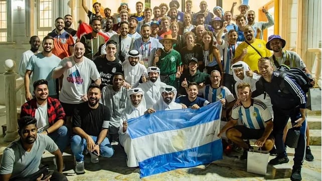 Los hinchas argentinos en la foto oficial antes de servirse un gran banquete en mansión de jeque qatarí.