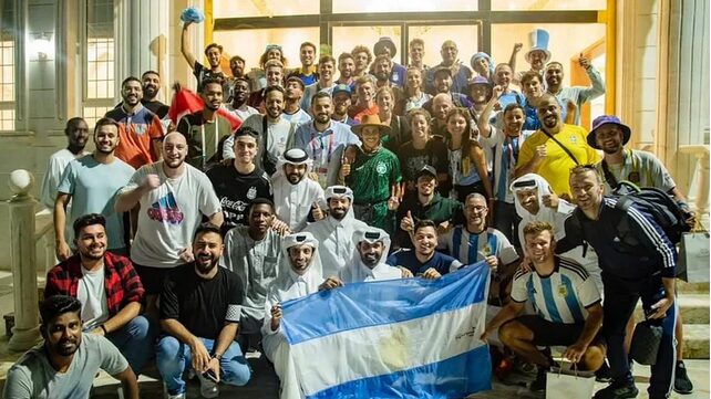 Los hinchas argentinos en la foto oficial antes de servirse un gran banquete en mansión de jeque qatarí.
