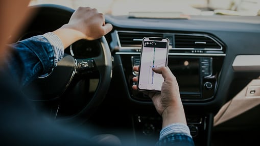 Así fue cómo sujetos le robaron el vehículo a taxista de aplicación en el norte de Quito