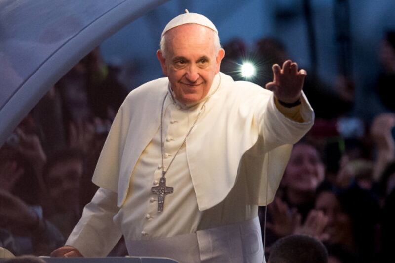El papa Francisco padece de neumonía bilateral.