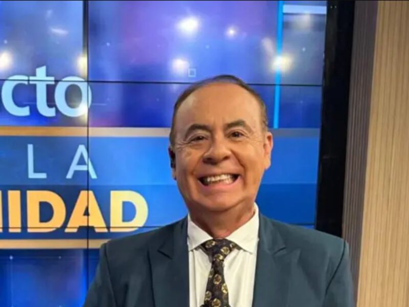 Santiago Naranjo sufre aparatosa caída en vivo