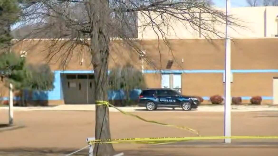 Hallan sin vida a docente en un salón de clases en USA.