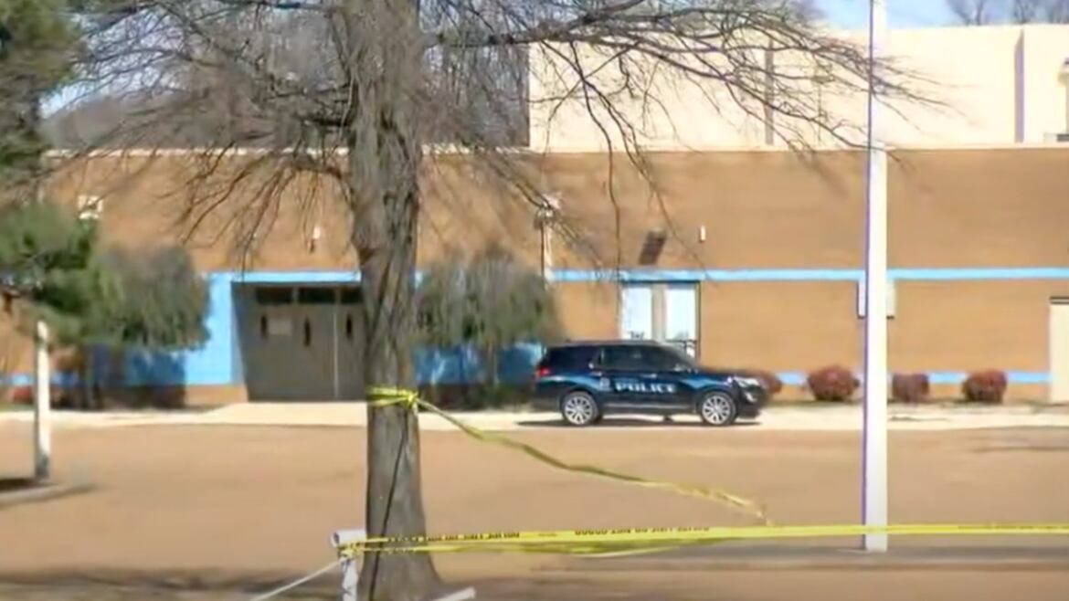 Hallan sin vida a docente en un salón de clases en USA.