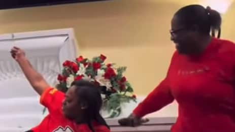 Mujer baila “twerk” en pleno funeral y desata controversia en redes sociales