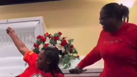 Mujer baila “twerk” en pleno funeral y desata controversia en redes sociales