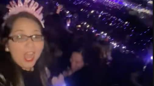 VIDEO: chica se cae en pleno concierto de Shakira en Quito mientras canta “las mujeres ya no lloran, las mujeres facturan”