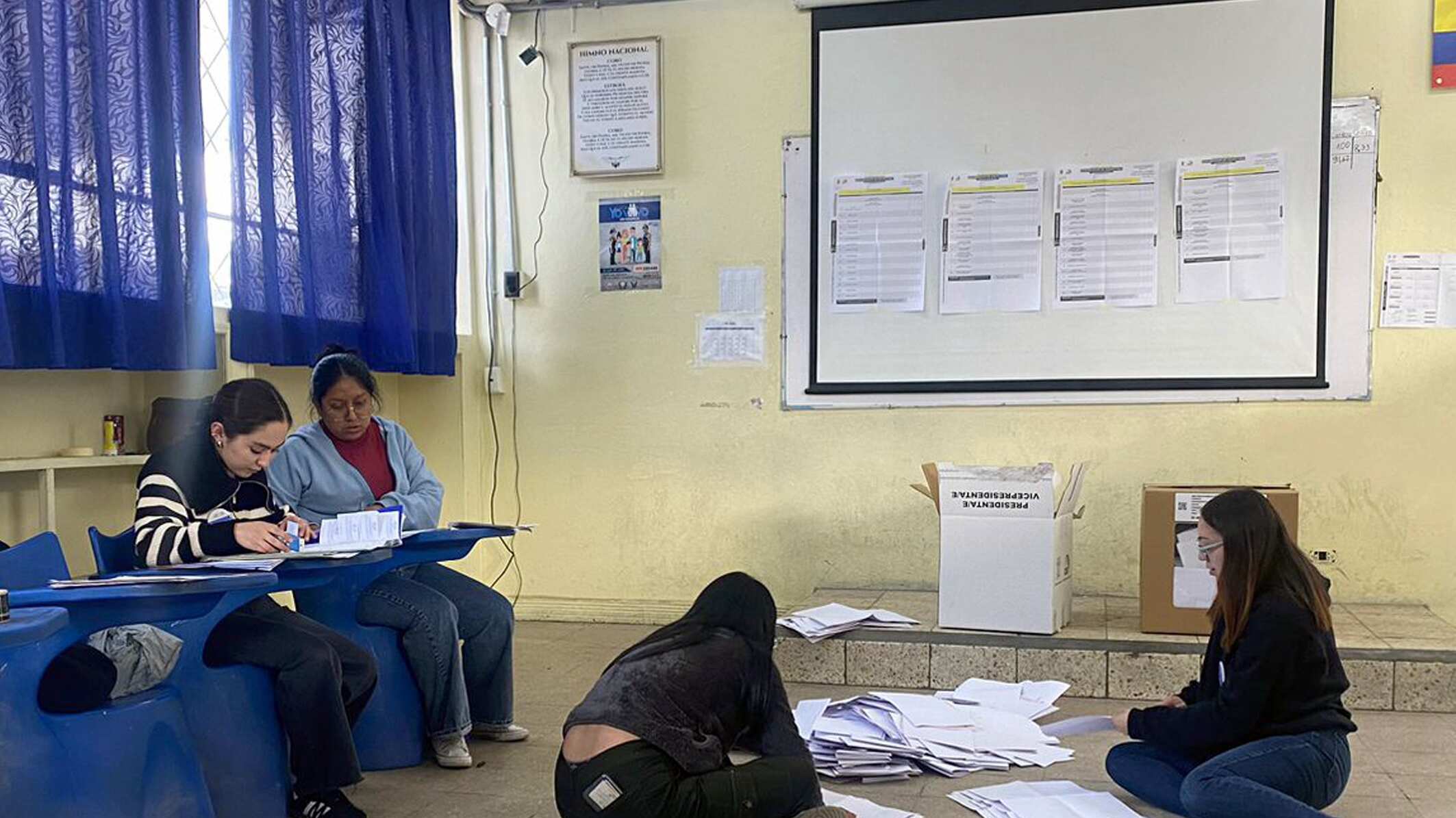 Cuenca,Ecuador 9 de febrero de 2025 En la Unidad Educativa Octavio Cordero Palacios,personal del CNE y personal de las juntas en el conteo de votos de las elecciones generales 2025.