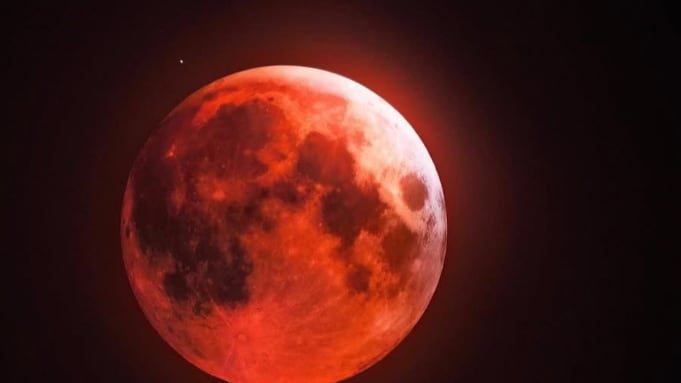 Los signos que recibirán más abundancia después del Eclipse de Luna.
