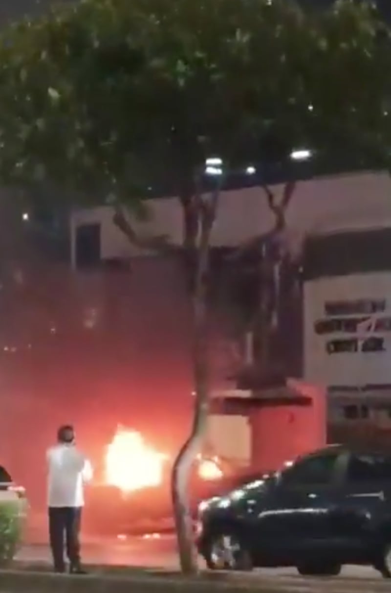 La víctima se encontraba estacionada junto a otros conductores cuando notó que una camioneta ardía en llamas.