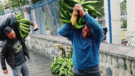 Vende verdes para costear las medicinas de su hija