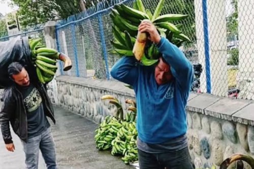 Vende plátanos afuera de un hospital en Cuenca para salvar la vida de su bebé