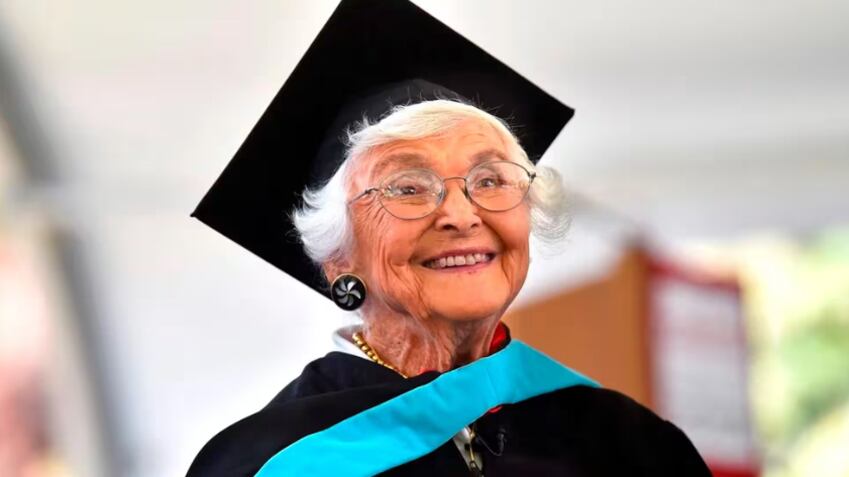 Virginia Hislop, bisabuela que se graduó a los 105 años