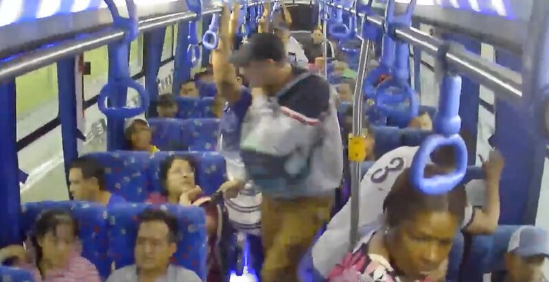 Así es como delincuentes armados asaltan a ciudadanos al interior de buses en Durán.