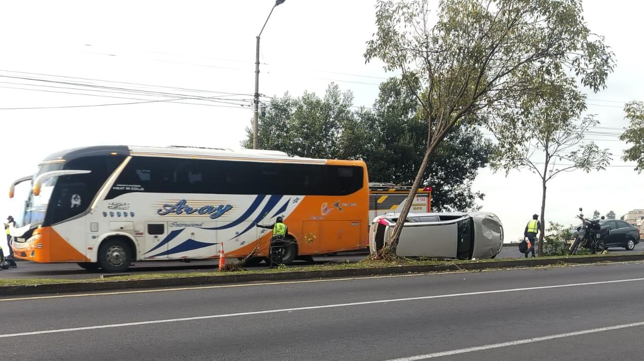 Vehículo terminó volcado tras choque en la avenida Simón Bolívar, sur de Quito