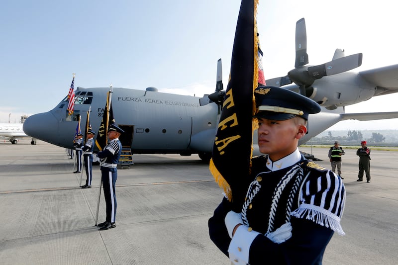 Fuerzas Armadas de Ecuador reciben avión Hércules C-130 donado por EE.UU. para combate del crimen organizado