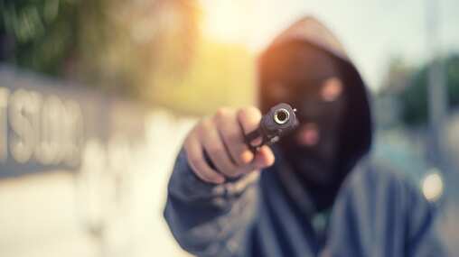 Le golpearon con una pistola en la cabeza y le robaron su celular en el norte de Quito.