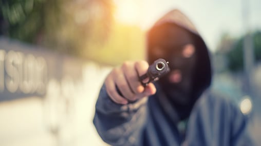 Le golpearon con una pistola en la cabeza y le robaron su celular en el norte de Quito.