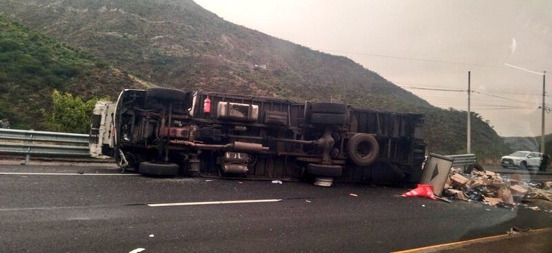 Volcamiento de un camión y una camioneta en Guayllabamba