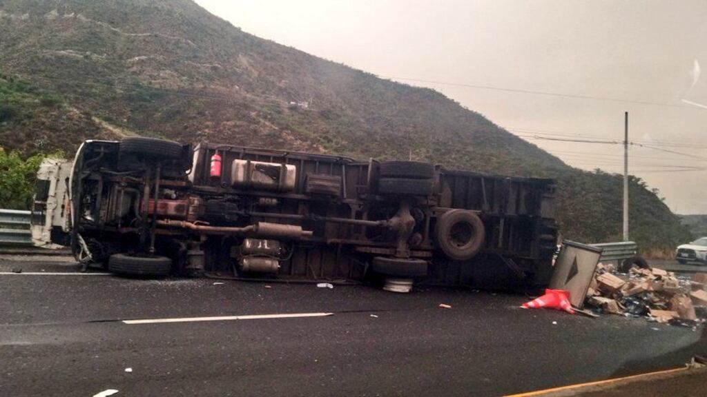 Volcamiento de un camión y una camioneta en Guayllabamba