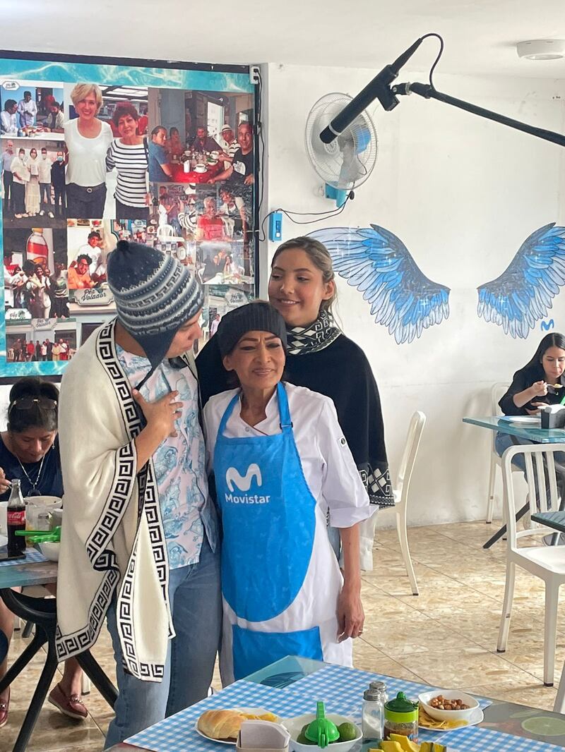 Angélica Cujilán atendiendo a sus clientes en su local.