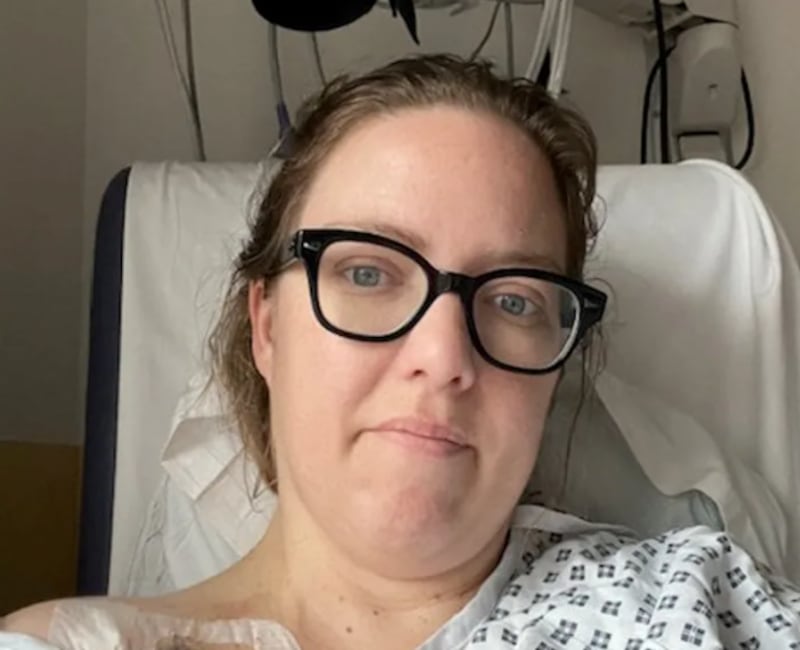 Pensó que era intolerancia a la lactosa, pero tenía cáncer: el caso que alerta sobre síntomas ignorados