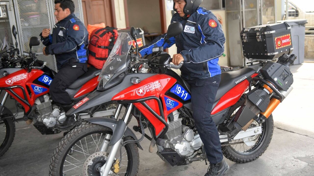 Los profesionales tienen los implementos necesarios para brindar primeros auxilios.