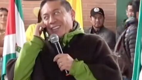 Gobernador de Boyacá interrumpe discurso para contestar llamada de su esposa.