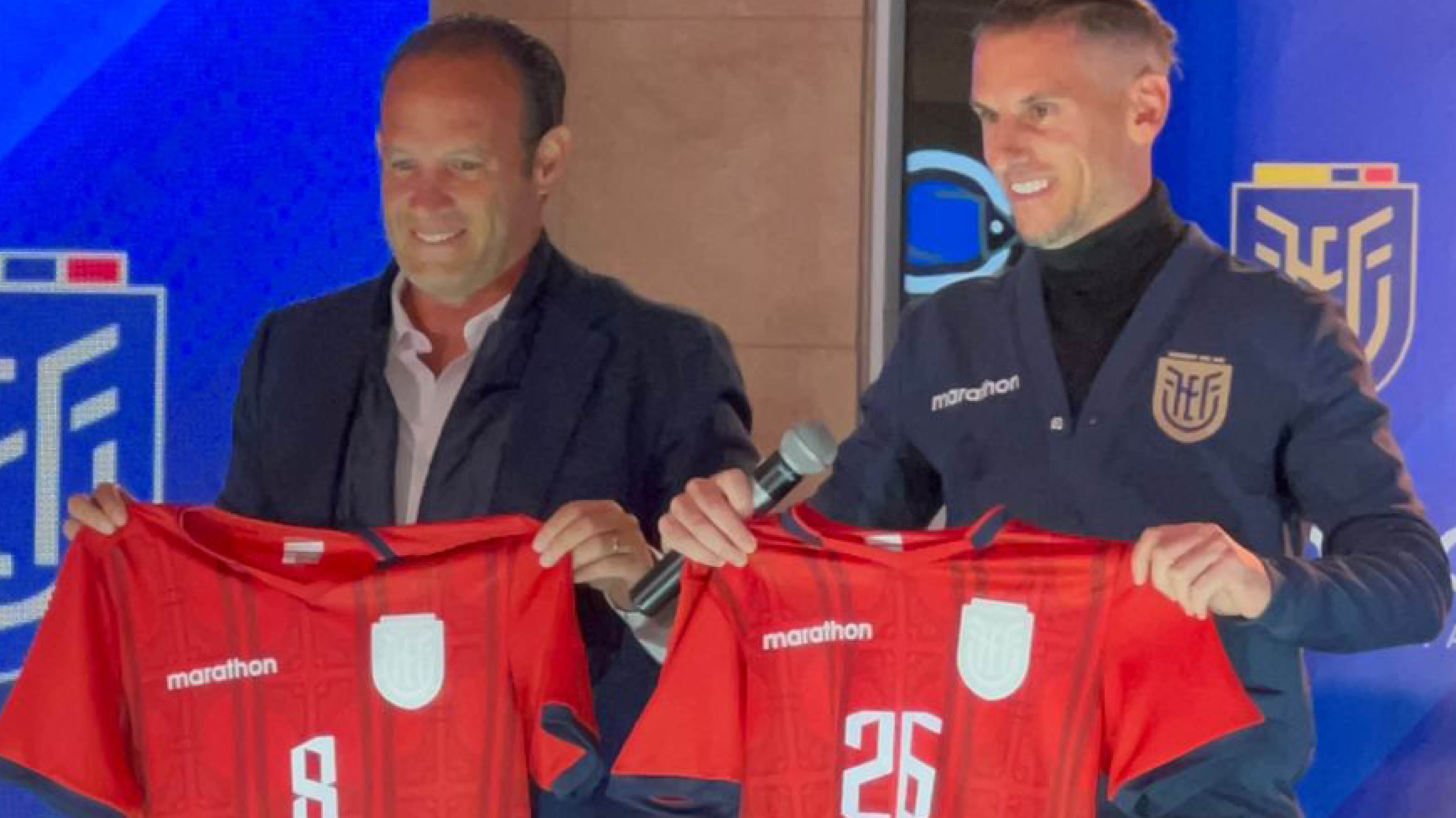 Nueva camiseta y técnico de Ecuador
