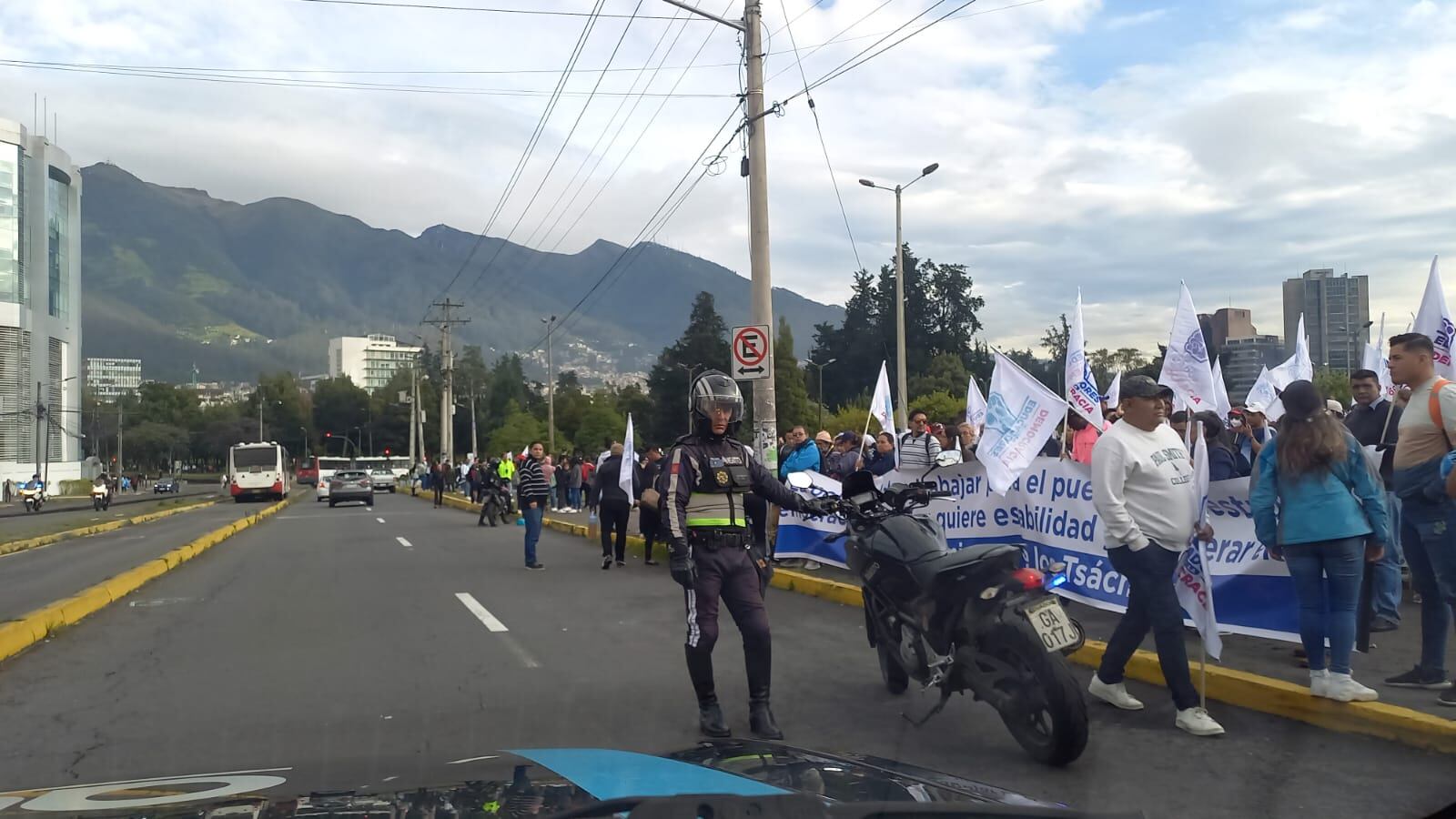 Simpatizantes de Lasso y de la oposición se concentran en los exteriores de la Asamblea Nacional por juicio político a presidente