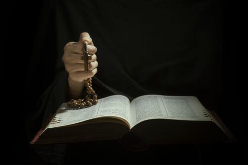 Padre Paco es el exorcista de Cuenca: revela sus experiencias y asegura que los poseídos “tienen una fuerza impresionante”