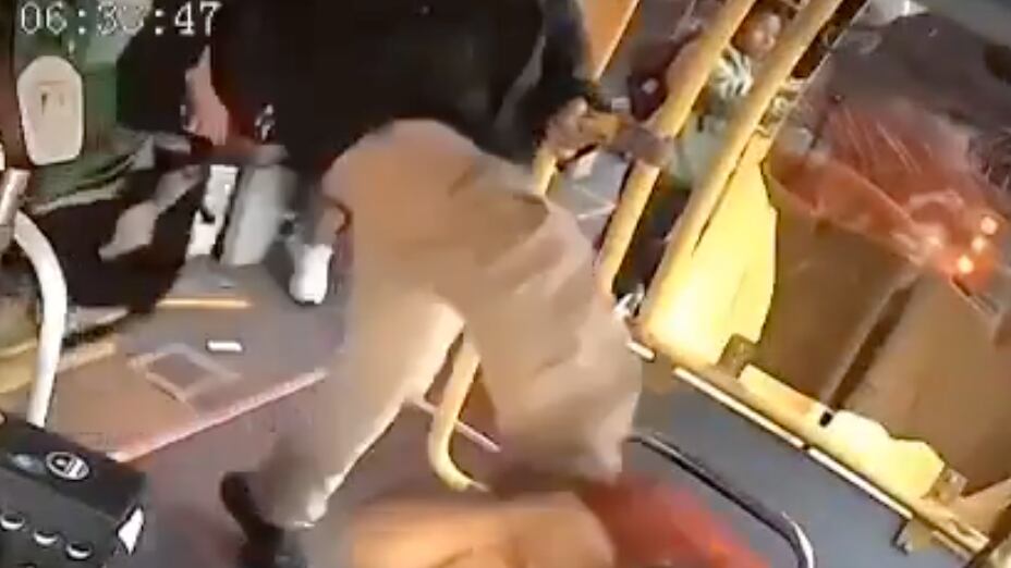 Pasajero golpea brutalmente a chofer tras falla en el bus y lo deja en coma