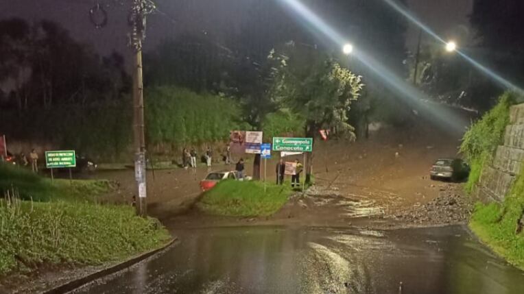 Cierres viales por deslizamiento de tierra en el Puente Tres, Quito