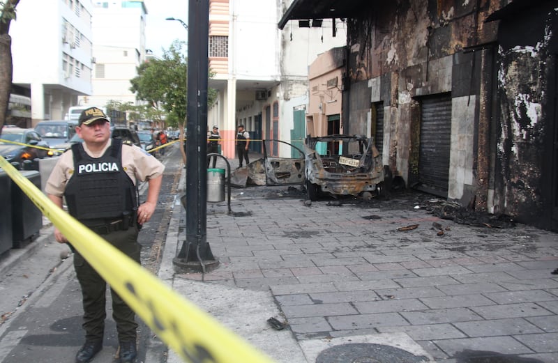 Explosión de un coche bomba en los exteriores de una discoteca en el centro de Guayaquil