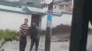 Momento que ayudan a un ciudadano en aluvión de La Gasca