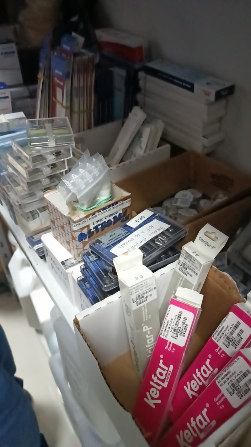 Arcsa clausuró una comercializadora en Cuenca tras detectar 4.686 dispositivos médicos sin registro sanitario