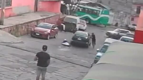 Jóvenes pierden su auto cuesta abajo mientras bebían en la vía pública