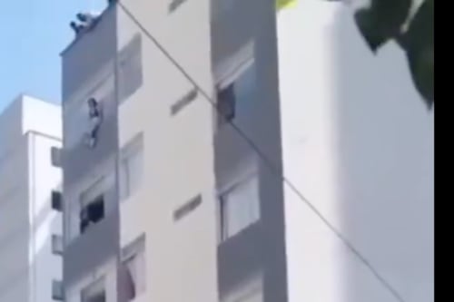 Captan el momento en que joven se lanzó de octavo piso de un edificio en Perú