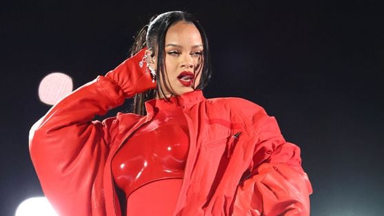 Gravidez, propaganda de make e segredos do look: veja os principais pontos do show de Rihanna no Super Bowl