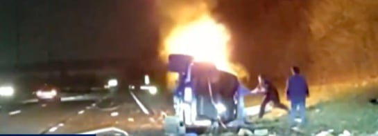 OFICIAL DE POLICÍA RESCATA CONDUCTOR DE VEHÍCULO EN LLAMAS