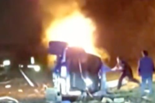 VIDEO: Así fue el angustiante rescate de un hombre atrapado en un auto en llamas en EE. UU.