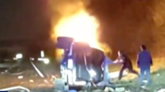 VIDEO: Así fue el angustiante rescate de un hombre atrapado en un auto en llamas en EE. UU. - Fuente: Video de X