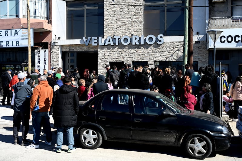 AME2391. BUENOS AIRES (ARGENTINA), 25/09/2025.- Familiares de las jóvenes asesinadas Brenda del Castillo y Morena Verdi, asisten al velatorio en el barrio San Justo este jueves, en Buenos Aires (Argentina). El triple feminicidio perpetuado el pasado viernes en la provincia de Buenos Aires, fue transmitido en vivo en un grupo cerrado de redes sociales como un mensaje de advertencia para miembros de una organización transnacional del narcotráfico, según confirmó a última hora del miércoles el ministro de Seguridad del distrito, Javier Alonso. EFE/ STR