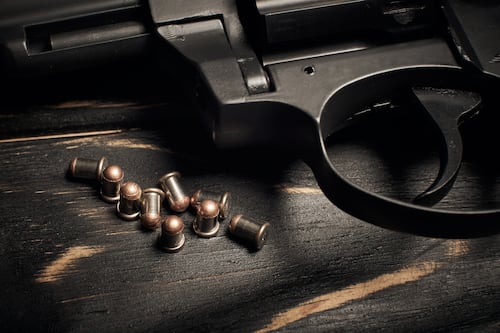 Policía disparó 7 veces contra su expareja en Naranjito