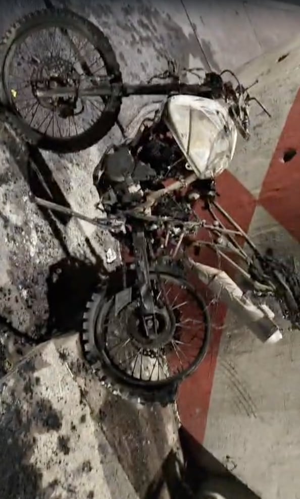 Así quedó la moto que incendiaron en Quito tras asalto a joven con su bebé en brazos