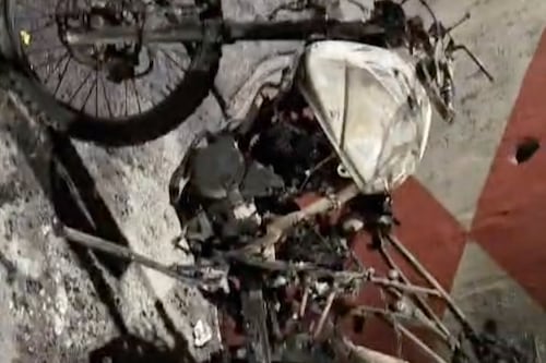Así quedó la moto que incendiaron en Quito tras asalto a joven con su bebé en brazos
